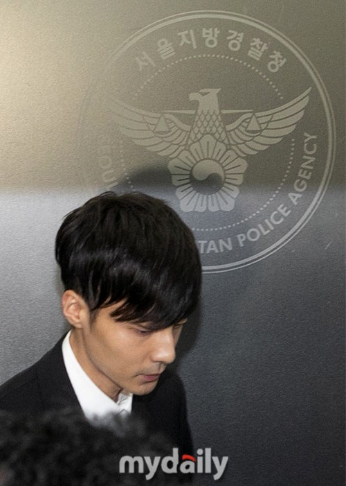 Hoàng tử sơn ca chính thức trình diện cảnh sát vì tội quay clip sex: Mặt hốc hác, phóng viên đông đến ngỡ ngàng