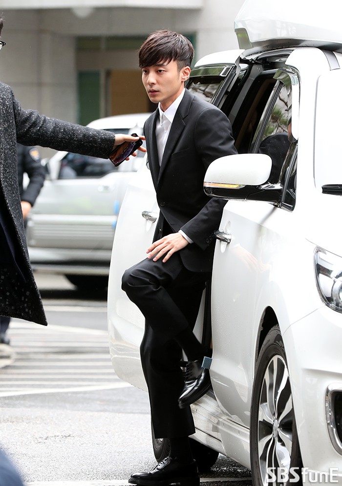 Hoàng tử sơn ca chính thức trình diện cảnh sát vì tội quay clip sex: Mặt hốc hác, phóng viên đông đến ngỡ ngàng