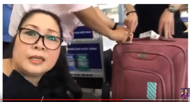 Bất ngờ khi mở ba chiếc vali của nghệ sĩ Anh Vũ mang về từ Mỹ