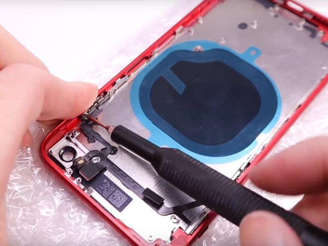 Với 200 USD, bạn có thể hô biến iPhone 8 đồng nát thành như mới