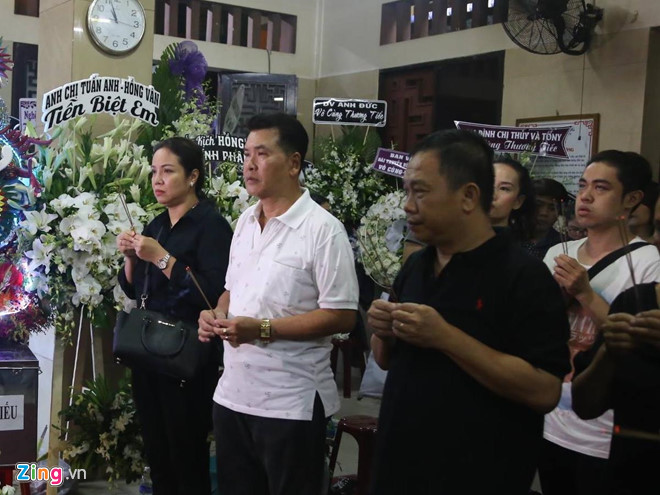 Vợ chồng Lý Hải, Minh Hà cùng các nghệ sĩ tới viếng Anh Vũ lúc 1h sáng