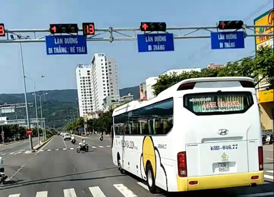 Vụ đoàn xe Trung Nguyên vượt đèn đỏ: Sẽ tước giấy phép lái xe 2 tháng