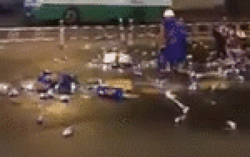 Hàng chục người lao vào hôi bia ở trung tâm Sài Gòn, tài xế buồn bã bỏ đi