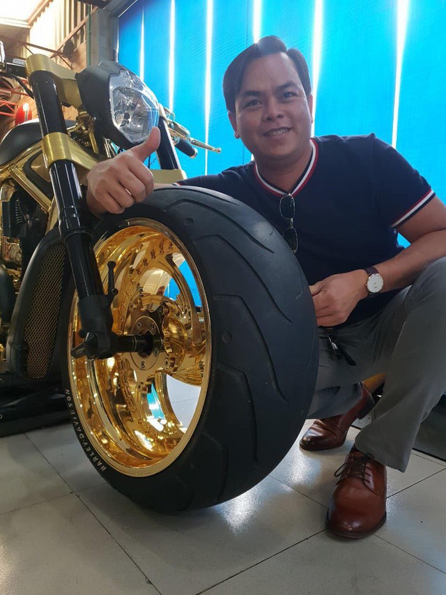 Chân dung Phúc XO: Từ đại gia thuê vệ sĩ cầm vàng đến chủ quán karaoke 60 tỷ bị tạm giữ vì dính líu ma túy