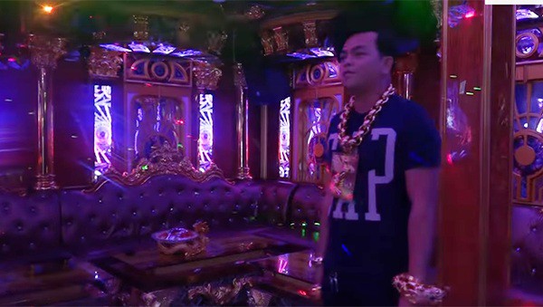 Chân dung Phúc XO: Từ đại gia thuê vệ sĩ cầm vàng đến chủ quán karaoke 60 tỷ bị tạm giữ vì dính líu ma túy