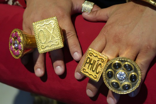 Chân dung Phúc XO: Từ đại gia thuê vệ sĩ cầm vàng đến chủ quán karaoke 60 tỷ bị tạm giữ vì dính líu ma túy