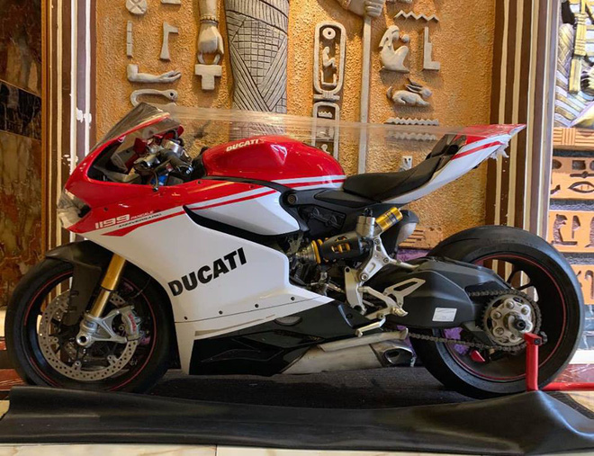 Chân dung Phúc XO: Từ đại gia thuê vệ sĩ cầm vàng đến chủ quán karaoke 60 tỷ bị tạm giữ vì dính líu ma túy