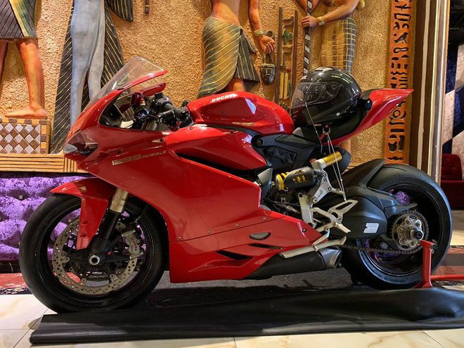 Chân dung Phúc XO: Từ đại gia thuê vệ sĩ cầm vàng đến chủ quán karaoke 60 tỷ bị tạm giữ vì dính líu ma túy