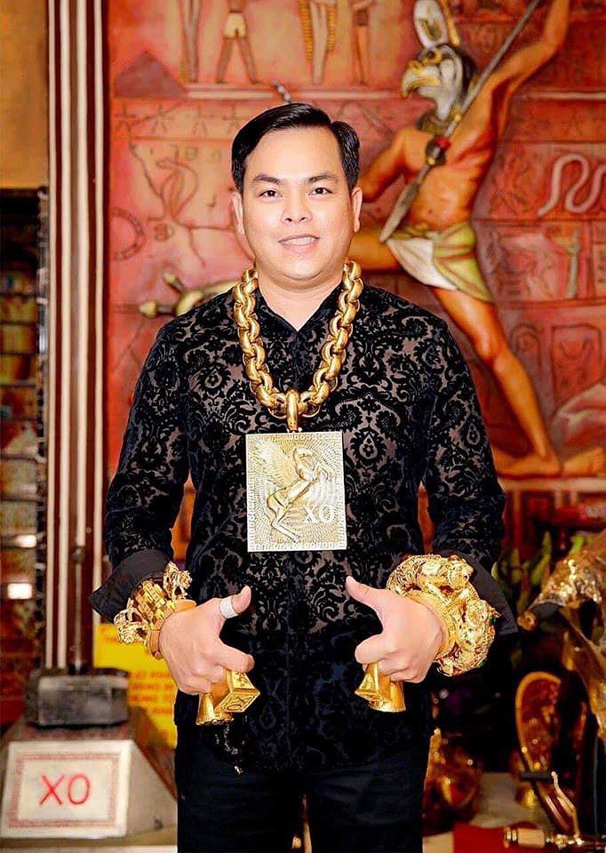 Chân dung Phúc XO: Từ đại gia thuê vệ sĩ cầm vàng đến chủ quán karaoke 60 tỷ bị tạm giữ vì dính líu ma túy