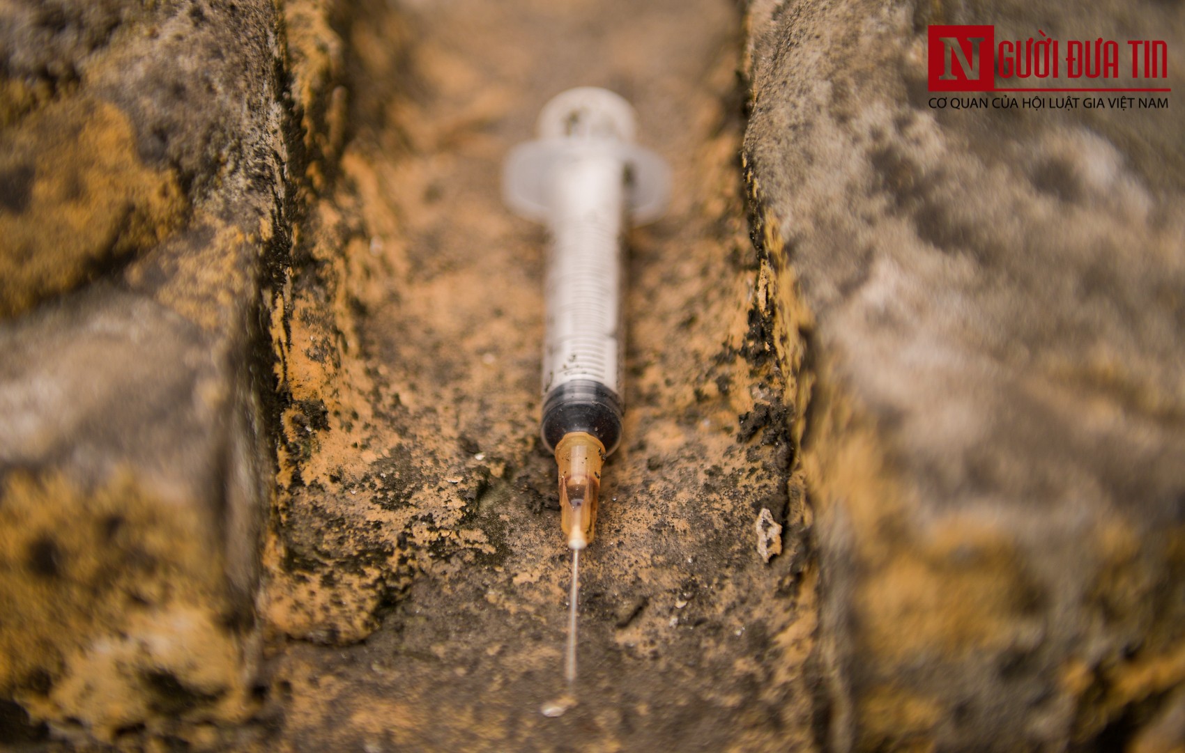 Hãi hùng kim tiêm đã qua sử dụng vây cầu Long Biên, Hà Nội