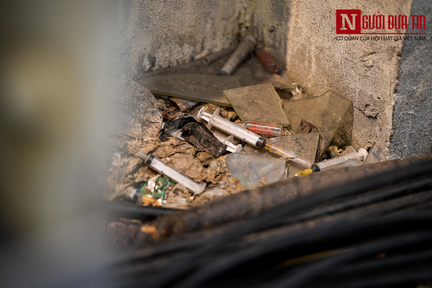 Hãi hùng kim tiêm đã qua sử dụng vây cầu Long Biên, Hà Nội