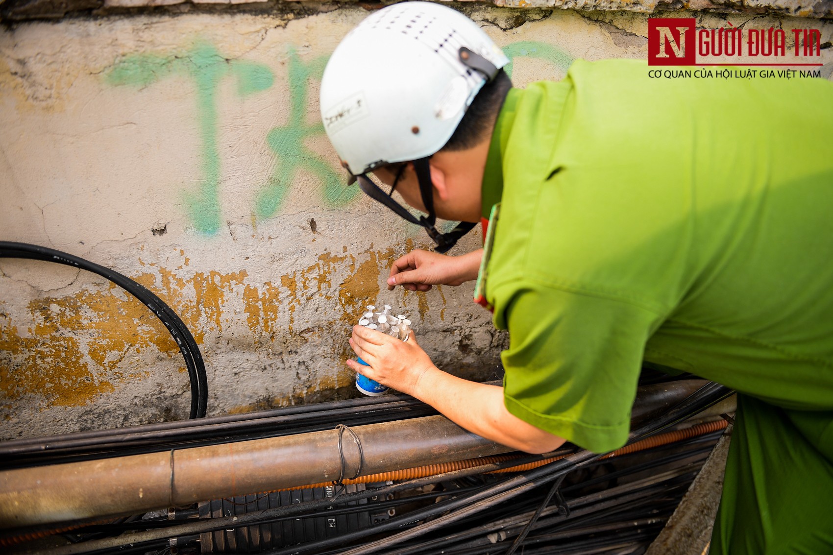 Hãi hùng kim tiêm đã qua sử dụng vây cầu Long Biên, Hà Nội