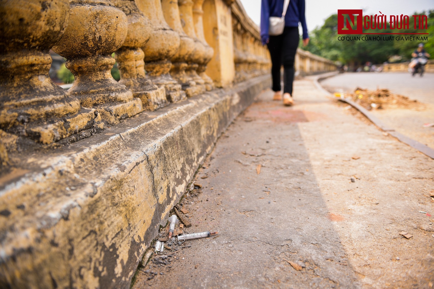 Hãi hùng kim tiêm đã qua sử dụng vây cầu Long Biên, Hà Nội