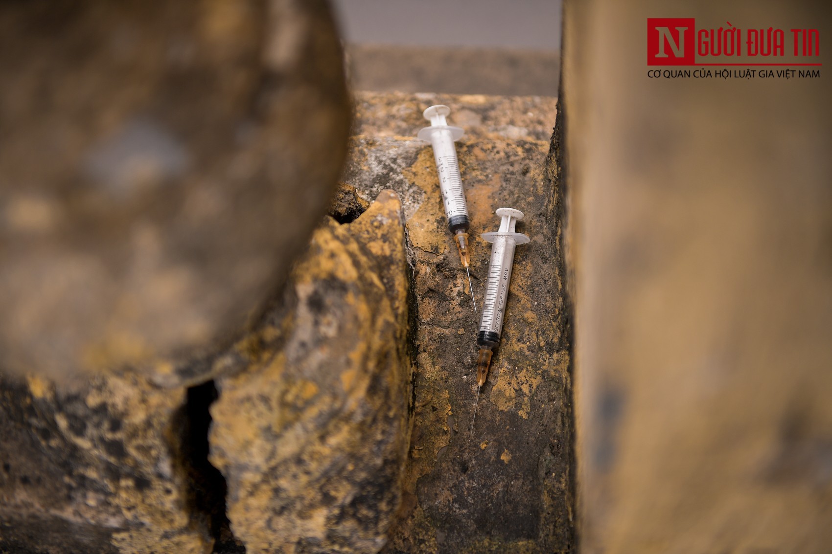 Hãi hùng kim tiêm đã qua sử dụng vây cầu Long Biên, Hà Nội