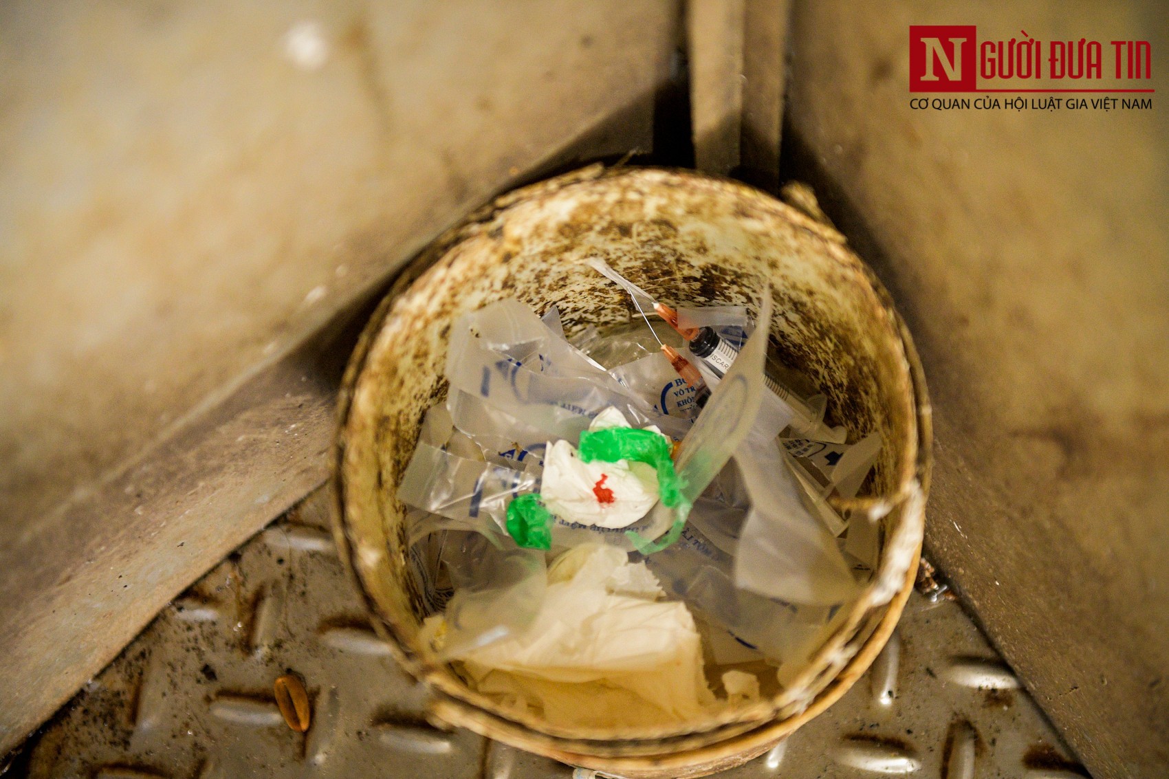 Hãi hùng kim tiêm đã qua sử dụng vây cầu Long Biên, Hà Nội