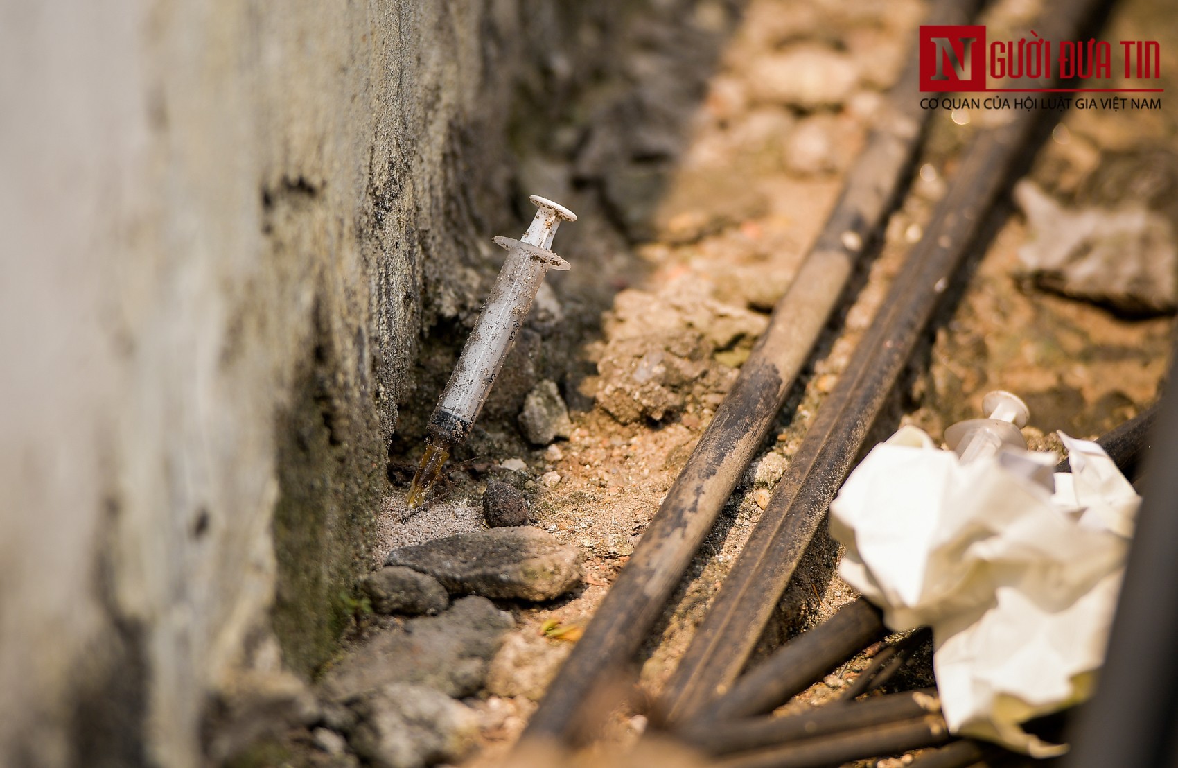 Hãi hùng kim tiêm đã qua sử dụng vây cầu Long Biên, Hà Nội