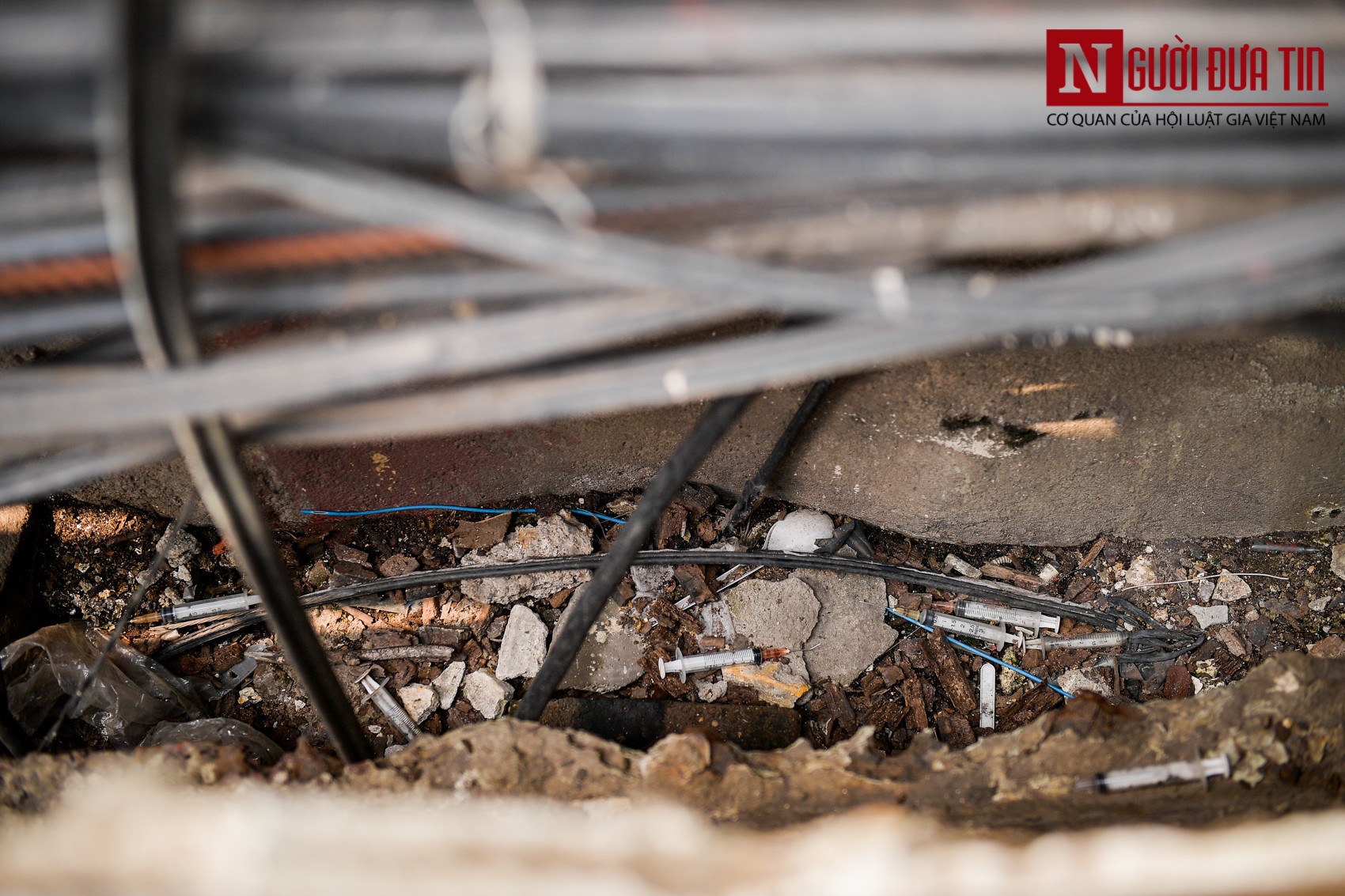 Hãi hùng kim tiêm đã qua sử dụng vây cầu Long Biên, Hà Nội