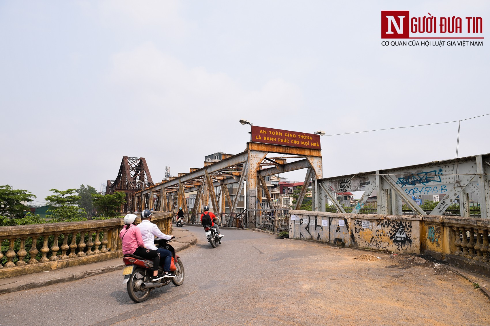 Hãi hùng kim tiêm đã qua sử dụng vây cầu Long Biên, Hà Nội