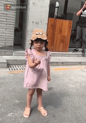 Tiếp tục sốc với clip mẫu nhí 3 tuổi bị mẹ dùng móc quần áo vụt mạnh vào bụng