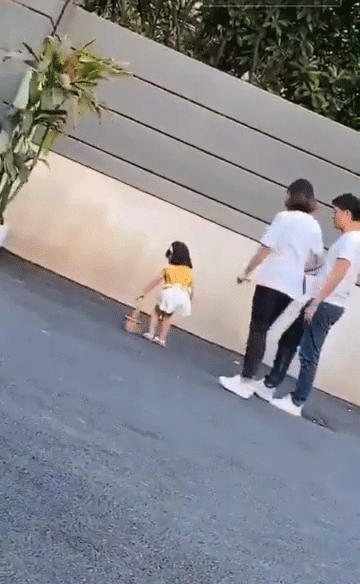 Tiếp tục sốc với clip mẫu nhí 3 tuổi bị mẹ dùng móc quần áo vụt mạnh vào bụng