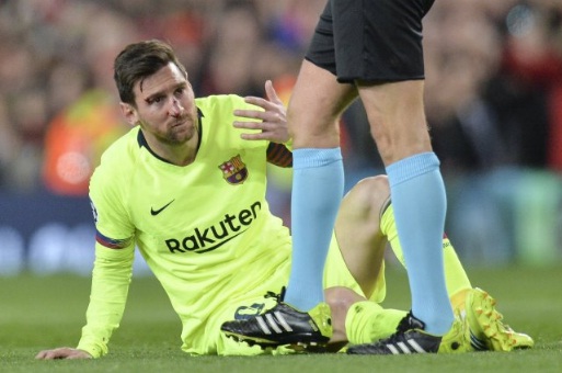 Messi nói gì khi bị Smalling đánh rách mắt, chảy máu cam?