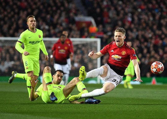 Trọng tài Rocchi thiên vị Barcelona, triệt Man United ra sao?