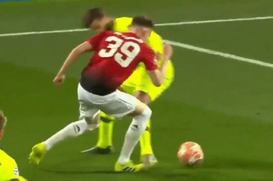 Trọng tài Rocchi thiên vị Barcelona, triệt Man United ra sao?