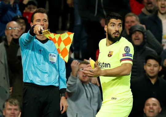 Trọng tài Rocchi thiên vị Barcelona, triệt Man United ra sao?