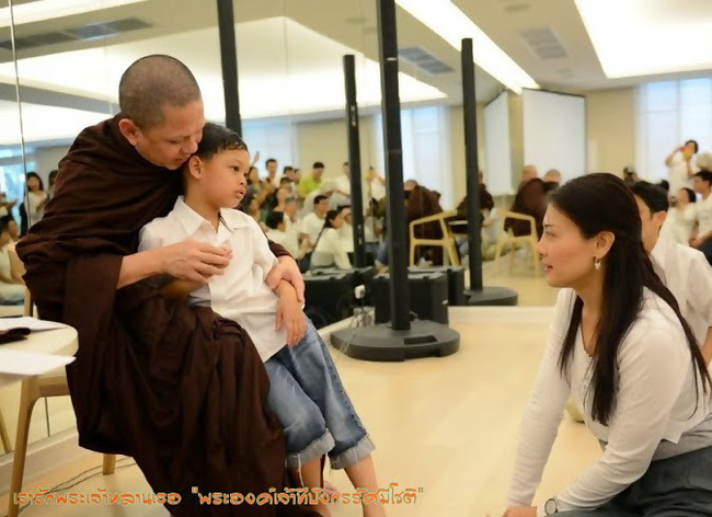 Cuộc sống của Hoàng tử nhỏ và Vương phi Thái Lan bị phế truất giờ ra sao sau 5 năm hai mẹ con bị chia tách khiến nhiều người xót xa?