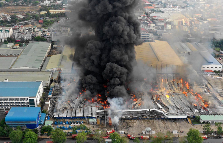 Khói lửa bao trùm nhà kho hàng nghìn m2 ở Bình Dương