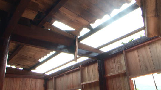 Kinh hoàng lốc xoáy quét qua 15 phút, hàng chục nhà dân bị tốc mái