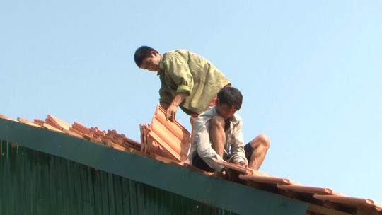 Kinh hoàng lốc xoáy quét qua 15 phút, hàng chục nhà dân bị tốc mái