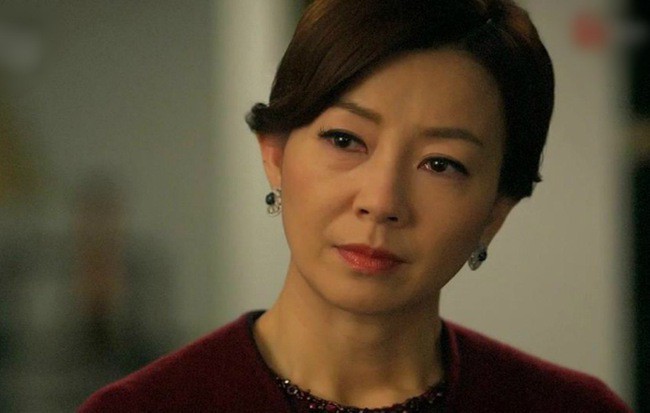 Bắt gặp mẹ chồng đang nhỏ to nói xấu con dâu với hàng xóm, cô bê mâm cơm lên nói 1 câu khiến bà tẽn tò