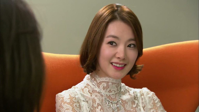 Bắt gặp mẹ chồng đang nhỏ to nói xấu con dâu với hàng xóm, cô bê mâm cơm lên nói 1 câu khiến bà tẽn tò