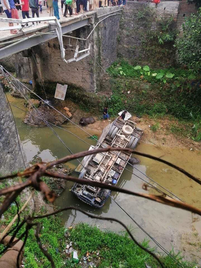 Xe tải đâm gãy thành cầu, rơi thẳng xuống suối: Ảnh hiện trường lan nhanh trên MXH