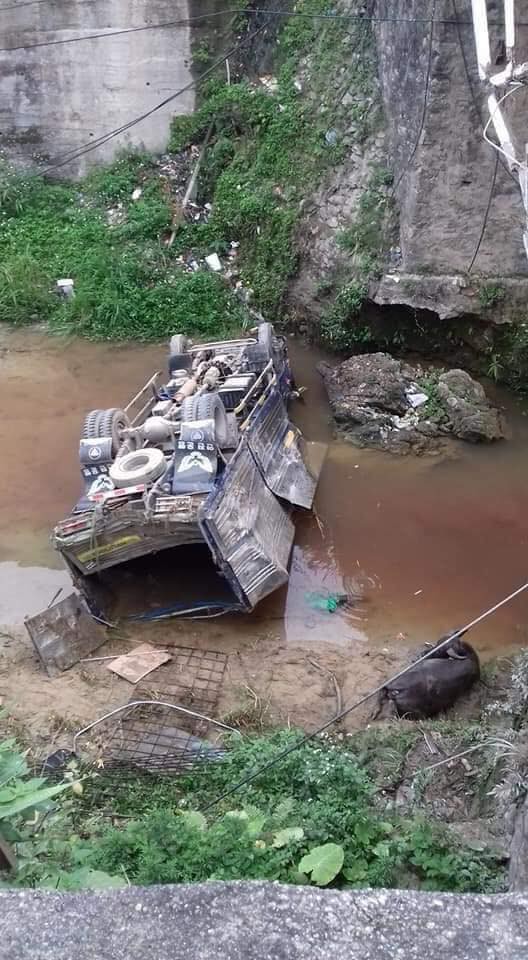 Xe tải đâm gãy thành cầu, rơi thẳng xuống suối: Ảnh hiện trường lan nhanh trên MXH