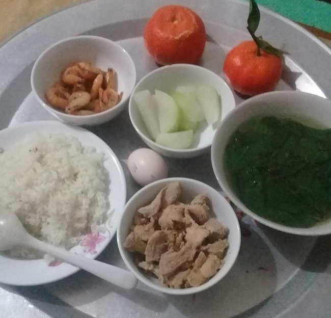 Khoe mâm cơm cữ do chồng tự tay nấu, mẹ trẻ khiến nhiều chị em thắc mắc với món tráng miệng này