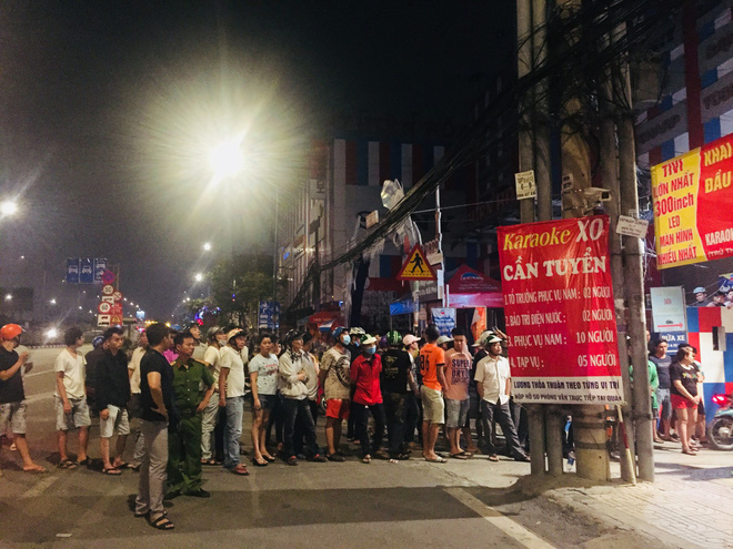 Người dân háo hức livestream cảnh công an xuyên đêm khám xét quán karaoke của Phúc XO