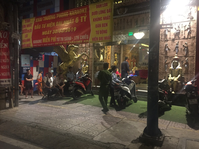 Người dân háo hức livestream cảnh công an xuyên đêm khám xét quán karaoke của Phúc XO