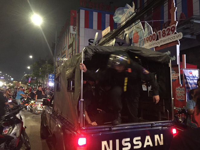 Người dân háo hức livestream cảnh công an xuyên đêm khám xét quán karaoke của Phúc XO