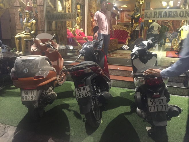 Người dân háo hức livestream cảnh công an xuyên đêm khám xét quán karaoke của Phúc XO