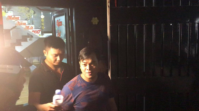 Người dân háo hức livestream cảnh công an xuyên đêm khám xét quán karaoke của Phúc XO