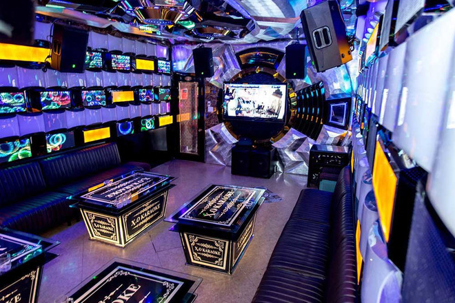 Người dân háo hức livestream cảnh công an xuyên đêm khám xét quán karaoke của Phúc XO