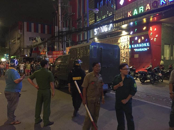 Người dân háo hức livestream cảnh công an xuyên đêm khám xét quán karaoke của Phúc XO