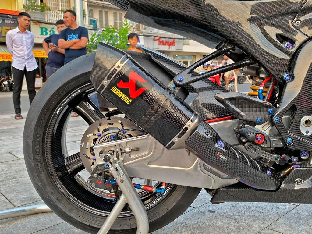 Cá mập BMW S1000RR với gói độ hơn 2 tỷ của biker miền Tây