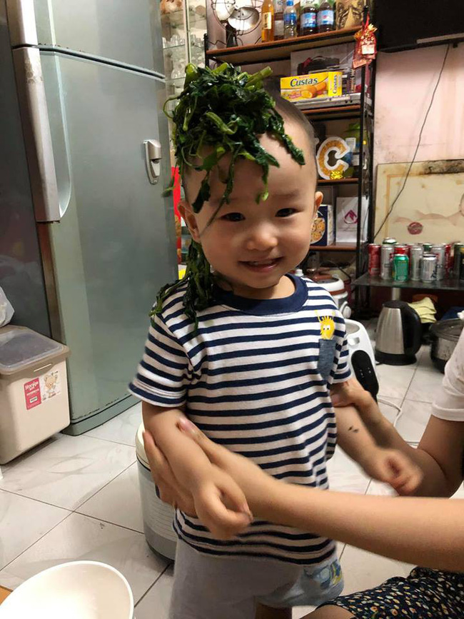 Nhân lúc cả nhà đang ăn cơm, cậu bé này liền làm một việc động trời khiến mẹ định phạt mà cuối cùng phải cười không nhặt được miệng