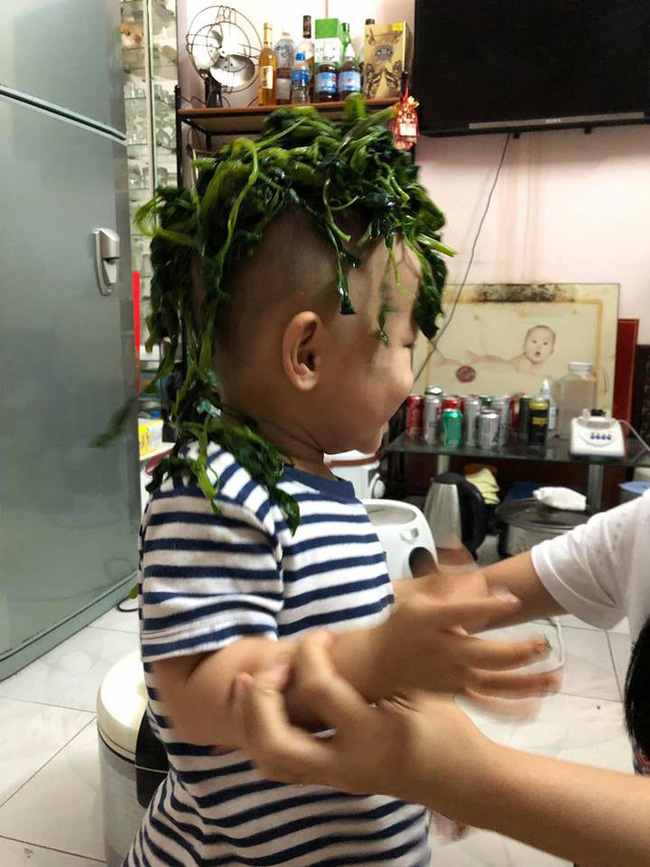 Nhân lúc cả nhà đang ăn cơm, cậu bé này liền làm một việc động trời khiến mẹ định phạt mà cuối cùng phải cười không nhặt được miệng