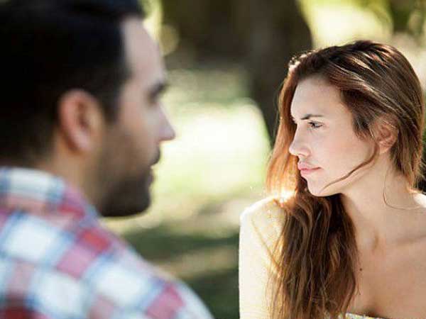 Về nhà mở két lấy tiền đóng viện phí cho chồng, tôi tá hỏa khi bên trong trống trơn, chỉ có một tờ giấy do chính tay chồng viết