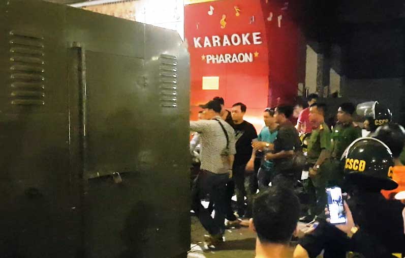 Khám xét karaoke XO xuyên đêm, Phúc XO được đưa lên xe đặc chủng