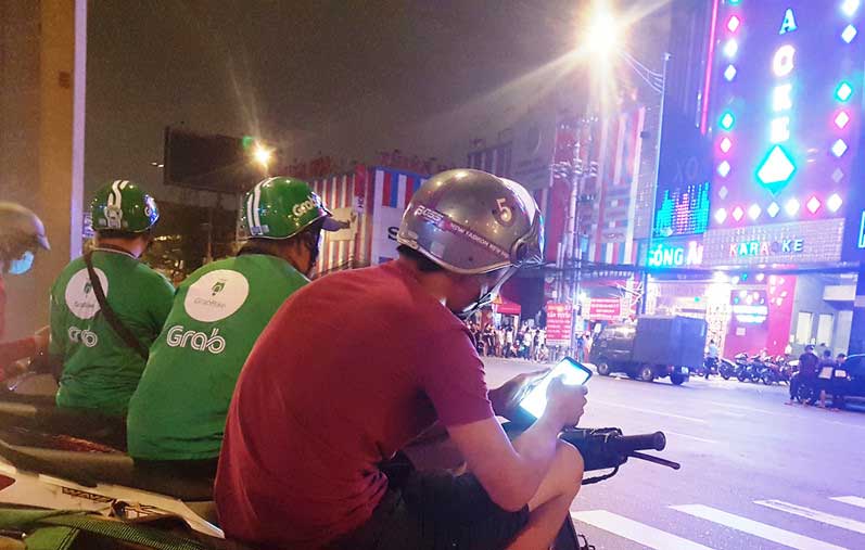 Khám xét karaoke XO xuyên đêm, Phúc XO được đưa lên xe đặc chủng